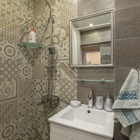 Modern 2 Bedroom Next To Vitosha Str. *